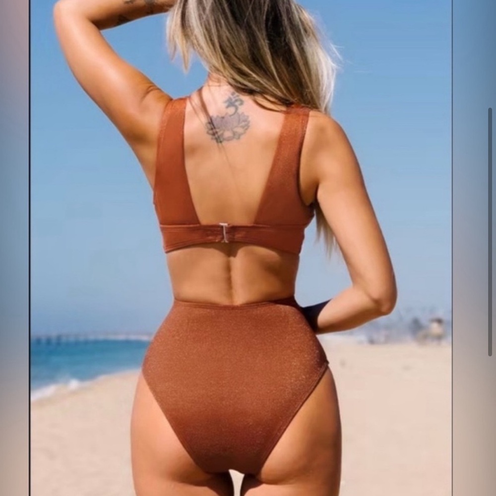 Cupshe Metallic Plunge Cutout One Piece Swimsuit in S - Picture 3 of 6